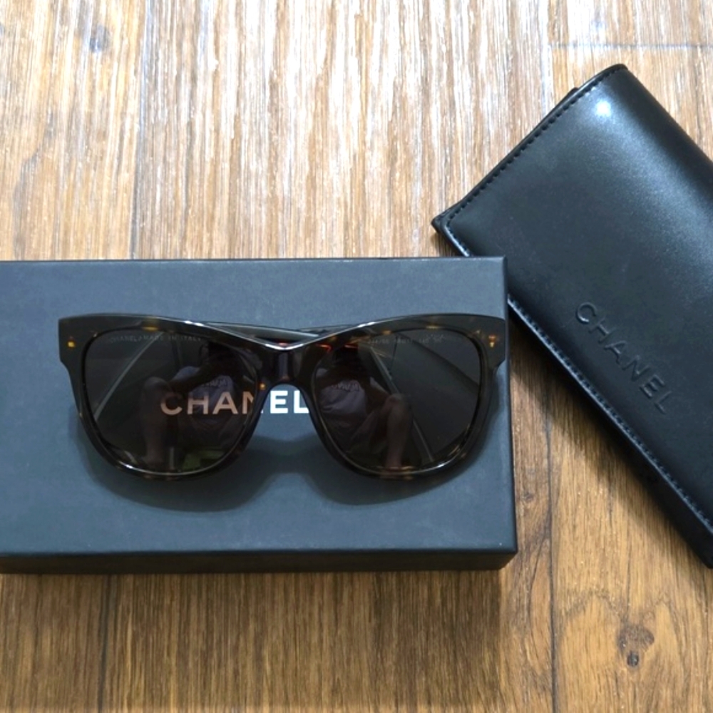 CHANEL Interlocking CC Logo Wayfarer Sunglass-Authentic - Picture 9 of 10